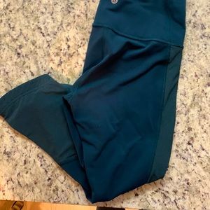 Lululemon Women's Green Leggings 3/4 length , cropped Teal color